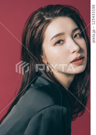 クールビューティーの女性 125433198