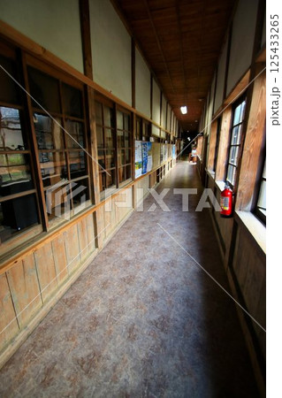 北前船の寄港地として発展した港町の… 小学校・廊下 125433265