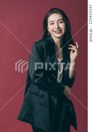 クール系ファッションの女性 125433347