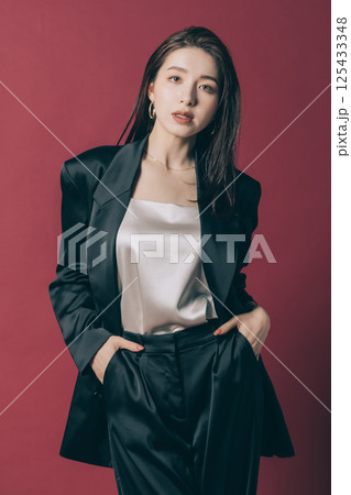 クール系ファッションの女性 クール系ファッションの女性 125433348