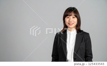落ち着いた笑顔のビジネスウーマン 落ち着いた笑顔のビジネスウーマン 125433543