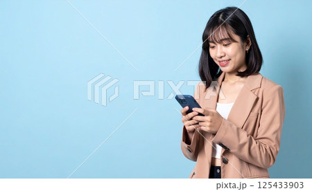 スマホを見つめる若い女性 125433903
