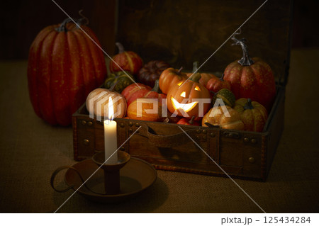 古いトランクに詰め込まれたカボチャ　ハロウィンイメージ 125434284