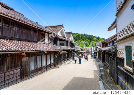 【重要伝統的建造物群保存地区】吹屋　ゴールデンウィークの町並みの風景8　岡山県高梁市成羽町 125434424