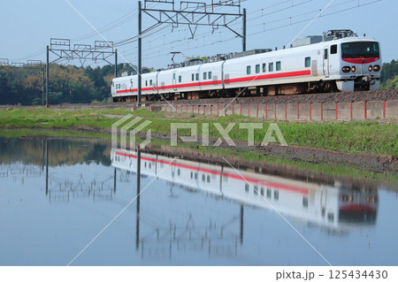 水鏡に映えるE491系 125434430