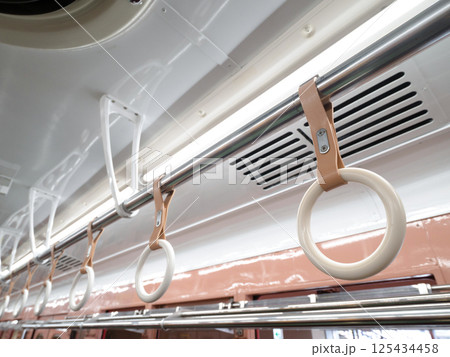 電車の吊り革 125434458