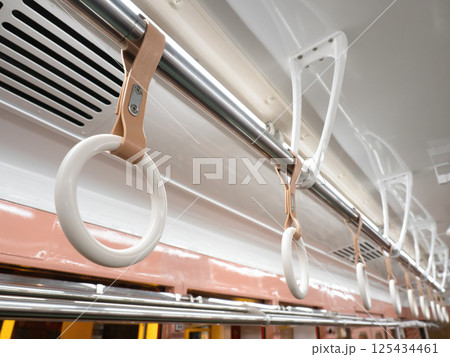 電車の吊り革 電車の吊り革 125434461