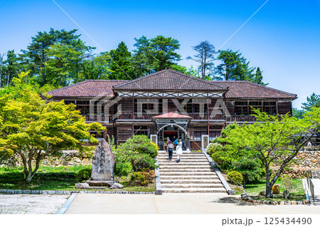 【廃校】旧吹屋小学校　晴れた初夏の風景3　岡山県高梁市 125434490