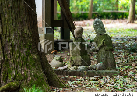 頭が少し変わった形のお地蔵さん 125435163