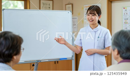 田舎で住民に健康指導をする若手看護師の笑顔 125435949