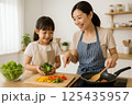 親子で彩り野菜を調理する楽しいクッキングシーン 125435957