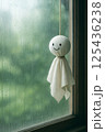 てるてる坊主と雨粒ガラス・梅雨を願う和のワンシーン（縦4:5） 125436238