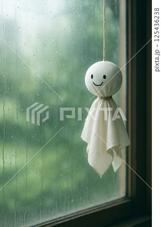 てるてる坊主と雨粒ガラス・梅雨を願う和のワンシーン（縦4:5） 125436238