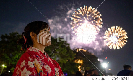 花火が咲く夜、浴衣の女性が見上げる 花火が咲く夜、浴衣の女性が見上げる 125436246