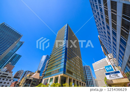 日本の東京都市景観 新時代へ…虎ノ門駅や虎ノ門ヒルズ駅、霞が関ビルなどを望む 125436629