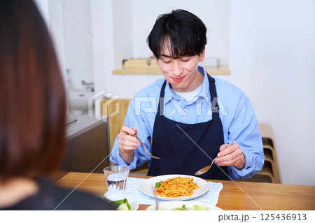 夫が作ったパスタを食べる夫婦のイメージ 夫が作ったパスタを食べる夫婦のイメージ 125436913