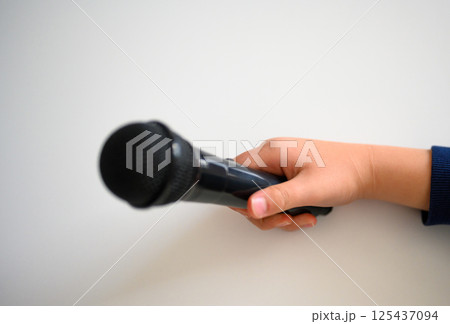 マイクを持った子ども マイクを持った子ども 125437094