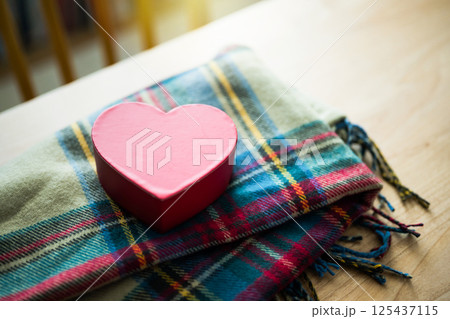 赤いハートのボックス 125437115