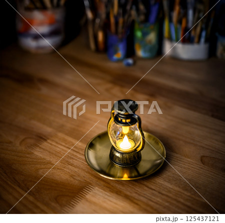 小さいライトの置かれたテーブル 小さいライトの置かれたテーブル 125437121
