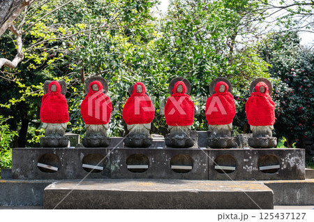 赤い頭巾の六地蔵 赤い頭巾の六地蔵 125437127