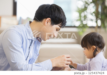 家族団らん 親子 家族団らん 親子 125437424