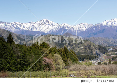 残雪の谷川岳 残雪の谷川岳 125437468