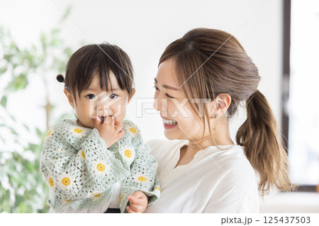 家族団らん　親子 125437503