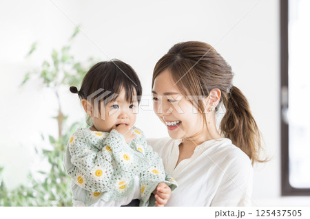 家族団らん　親子 125437505