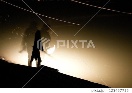 岐阜県海津市の津屋川では深夜までシラスウナギ漁がおこなわれる。 125437733