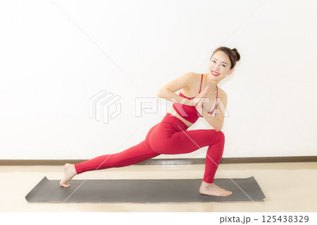 ヨガウェアの女性 ヨガウェアの女性 125438329