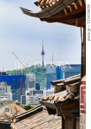 ソウル 韓屋屋根とNソウルタワー(南山タワー) ソウル 韓屋屋根とNソウルタワー(南山タワー) 125438626