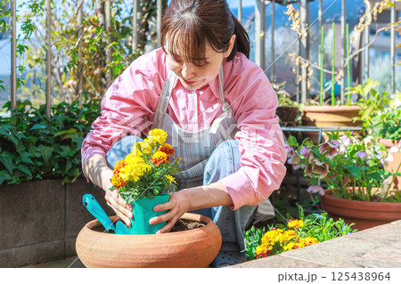 花を植える女性　ガーデニング 125438964
