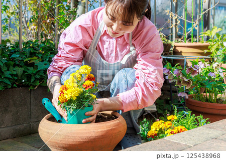 花を植える女性 ガーデニング 花を植える女性 ガーデニング 125438968