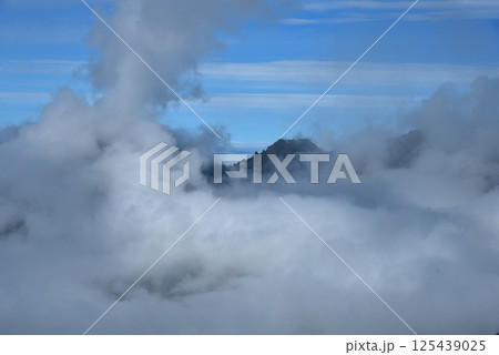 雲に覆われる夏の奥飛騨 西穂高岳 125439025
