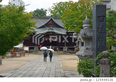 四柱神社で参拝する人 125439116