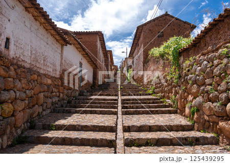 Traditional cobbled streets in Chinchero, Peru, with white adobe walls 125439295