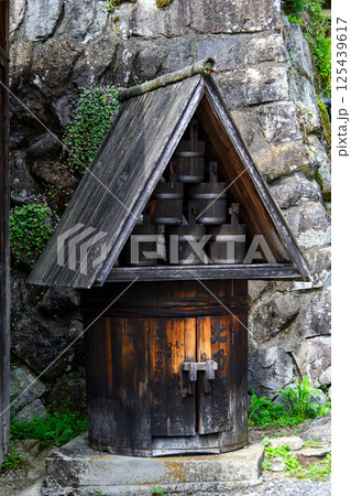 火乃要鎮と書かれた消火防火用の天水桶 125439617