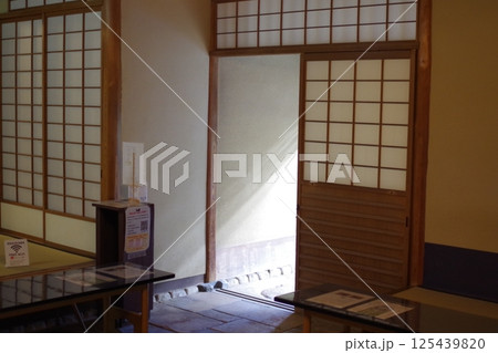 和歌山城紅葉渓庭園紅葉庵内部の景色 125439820