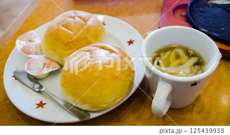 大手ファミレスのランチセットのおいしい焼き立てパンとスープ 125439938