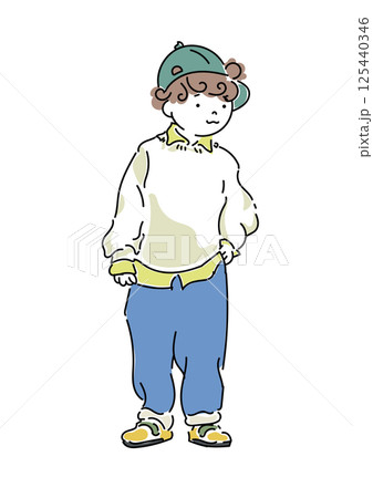 だぼっと重ね着がおしゃれな少年 125440346