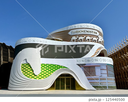EXPO2025　青空に映えるトルクメニスタンパビリオン 125440500