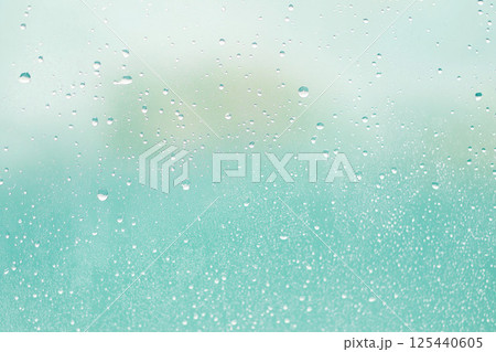 窓についた雨 125440605
