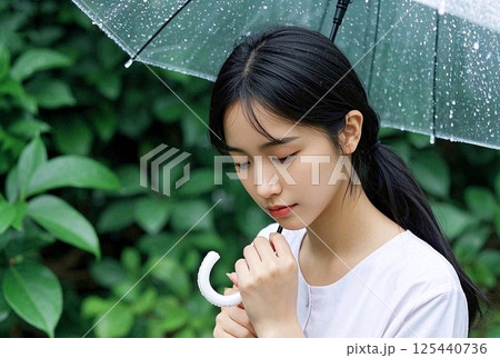 傘を差す女性 125440736