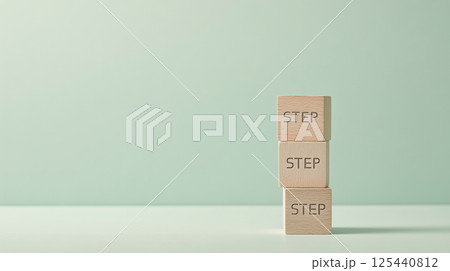 段階的な成長を表現する3つのSTEPブロック | 爽やかな緑の背景 125440812