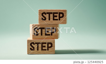 段階的成長を示す斜めに重ねた木製ブロック | ミントグリーン 125440925