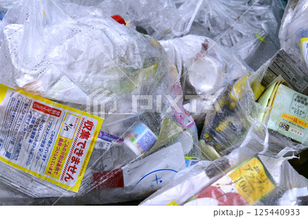 日本の横浜都市景観　プラスチック製容器包装の収集日に残された「収集できません」のシールが…ゴミ集積場 125440933