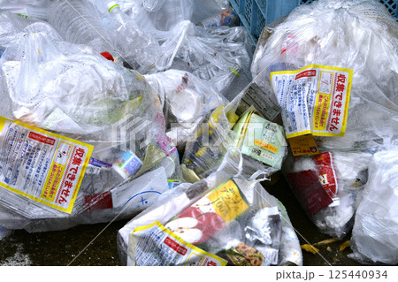日本の横浜都市景観　プラスチック製容器包装の収集日に残された「収集できません」のシールが…ゴミ集積場 125440934