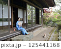 浴衣を着た若い女性 125441168