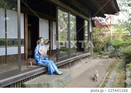 浴衣を着た若い女性 浴衣を着た若い女性 125441168