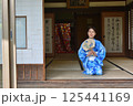 浴衣を着た若い女性 125441169
